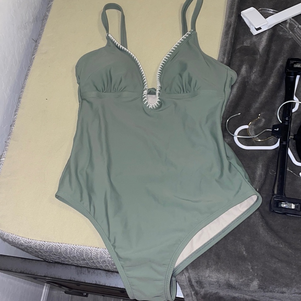Cute bikini never worn